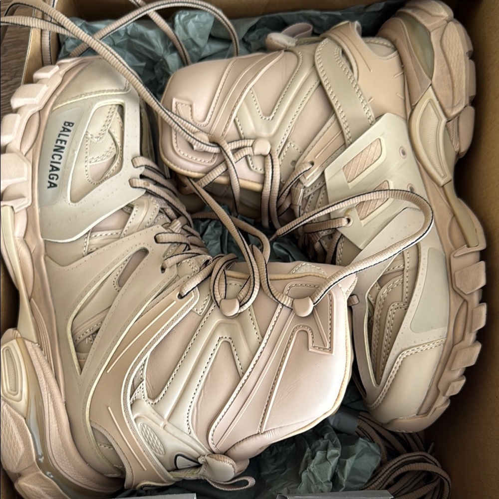 Balenciaga track hike